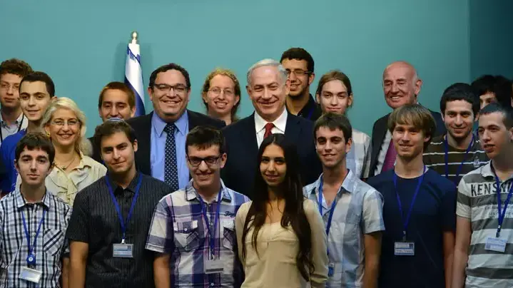 ראש ממשלת ישראל בנימין נתניהו מברך את חברי המשלחת הישראלית על ההישג המרשים באולימפיאדה למדעי המחשב. יולי 2013 ראש ממשלת ישראל בנימין נתניהו מברך את חברי המשלחת הישראלית על ההישג המרשים באולימפיאדה למדעי המחשב. יולי 2013
