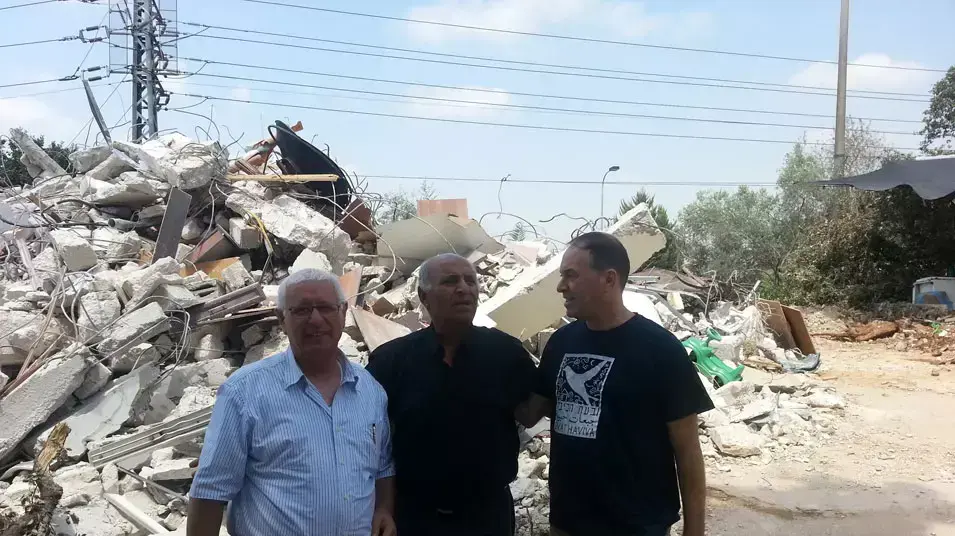 מנהל גבעת חביבה יניב שגיא, סעיד אבו שרקיה ומנהל המרכז היהודי-ערבי לשלום וראש מועצת ברטעה לשעבר, ריאד כבהא, ליד בית אבו שרקיה בוואדי ערה, יולי 2013 מנהל גבעת חביבה יניב שגיא, סעיד אבו שרקיה ומנהל המרכז היהודי-ערבי לשלום וראש מועצת ברטעה לשעבר, ריאד כבהא, ליד בית אבו שרקיה בוואדי ערה, יולי 2013
