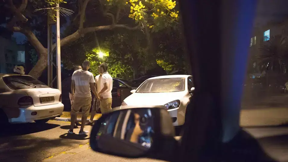 חוקר פרטי עוקב אחר בני נוער, אילוסטרציה