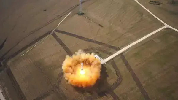 הרקטה החדשה של SpaceX המכונה "חרגול" ממריאה אנכית ונוחתת. יוני 2013 הרקטה החדשה של SpaceX המכונה "חרגול" ממריאה אנכית ונוחתת. יוני 2013