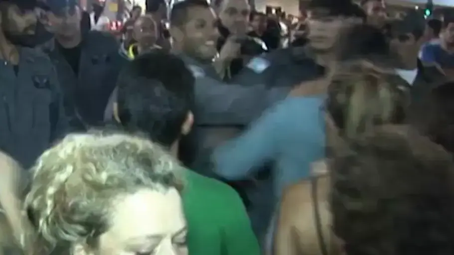 מומחה: סרטון המתעד שוטר תוקף מפגין - ערוך במגמתיות