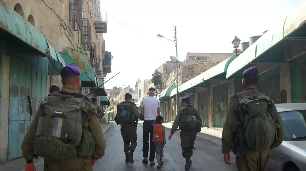 חיילי צה"ל מעכבים ילד פלסטיני בן 5 ואביו בחברון, 9 ביולי 2013 חיילי צה"ל מעכבים ילד פלסטיני בן 5 ואביו בחברון, 9 ביולי 2013