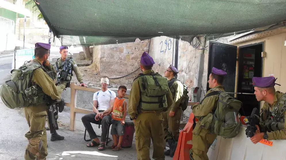 חיילי צה"ל מעכבים ילד פלסטיני בן 5 ואביו בחברון, 9 ביולי 2013 חיילי צה"ל מעכבים ילד פלסטיני בן 5 ואביו בחברון, 9 ביולי 2013