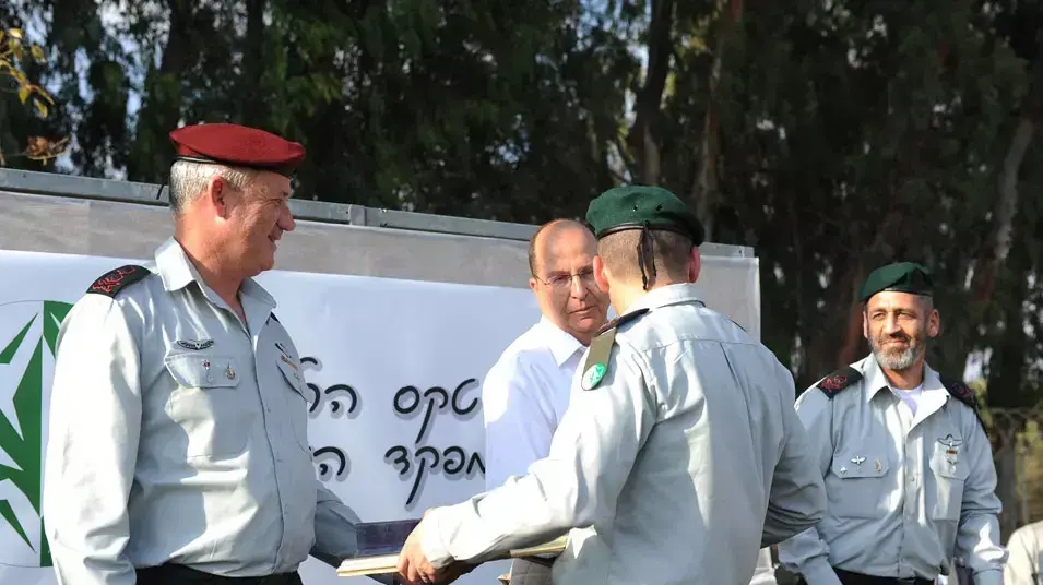 יעלון וגנץ בטקס חילופי מפקדי 8200 והענקת אות הרמטכ"ל ליחידה, 11 יולי 2013 יעלון וגנץ בטקס חילופי מפקדי 8200 והענקת אות הרמטכ"ל ליחידה, 11 יולי 2013