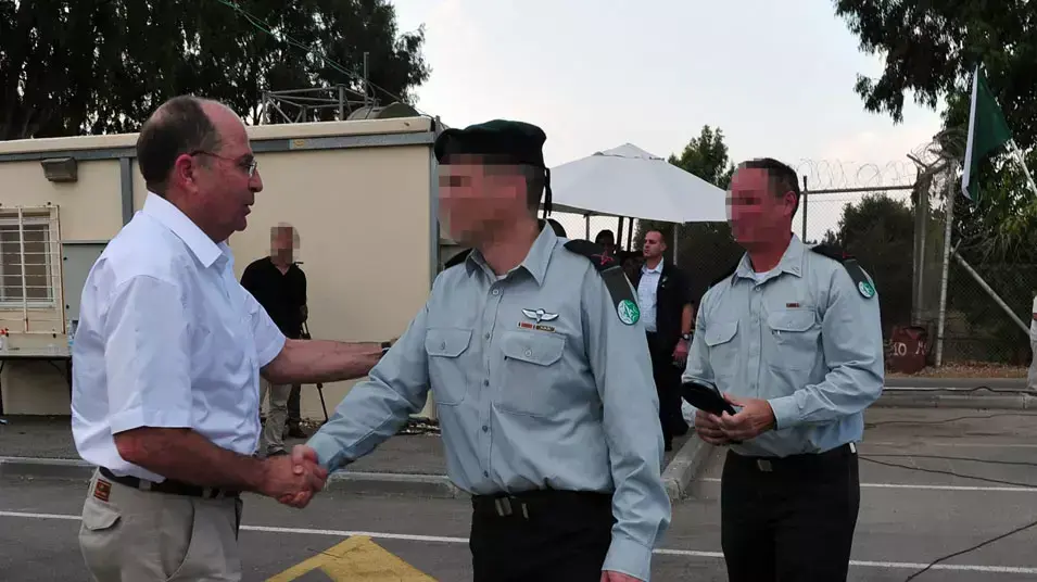 יעלון וגנץ בטקס חילופי מפקדי 8200 והענקת אות הרמטכ"ל ליחידה, 11 יולי 2013 יעלון וגנץ בטקס חילופי מפקדי 8200 והענקת אות הרמטכ"ל ליחידה, 11 יולי 2013