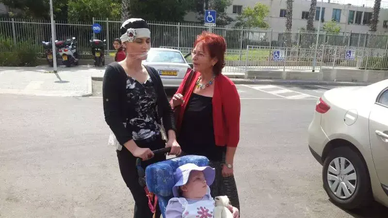 השבת הראשונה של אדל ביטון בביתה מאז שוחררה מבית החולים. יולי 2013 השבת הראשונה של אדל ביטון בביתה מאז שוחררה מבית החולים. יולי 2013
