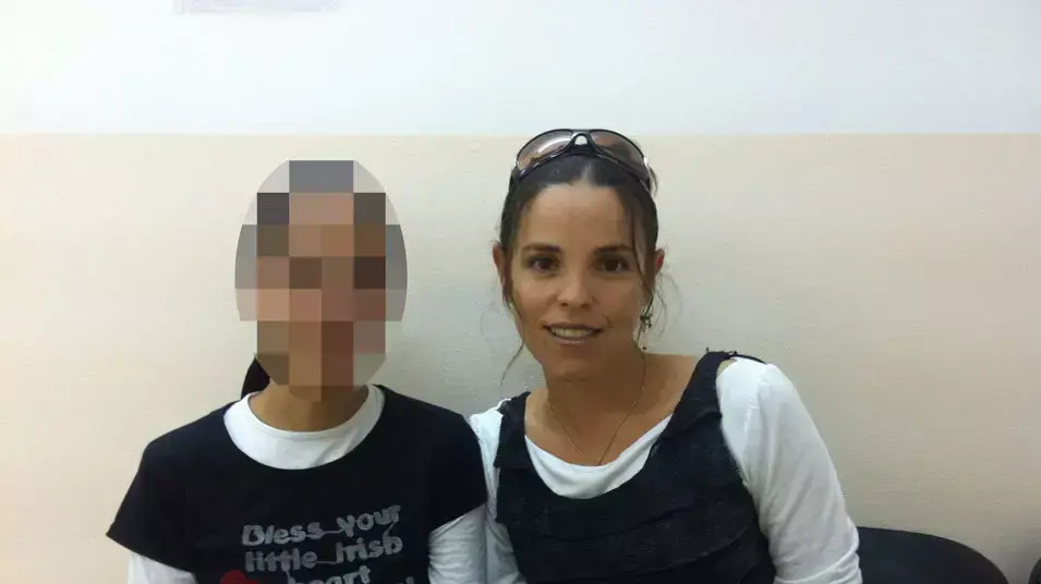 משמאל, דורית (שם בדוי) האישה העגונה שקיבלה גט ולידה עו?ד הדס גרוסמן שמייצגת אותה מטעם מבוי סתום. יולי 2013. משמאל, דורית (שם בדוי) האישה העגונה שקיבלה גט ולידה עו?ד הדס גרוסמן שמייצגת אותה מטעם מבוי סתום. יולי 2013.