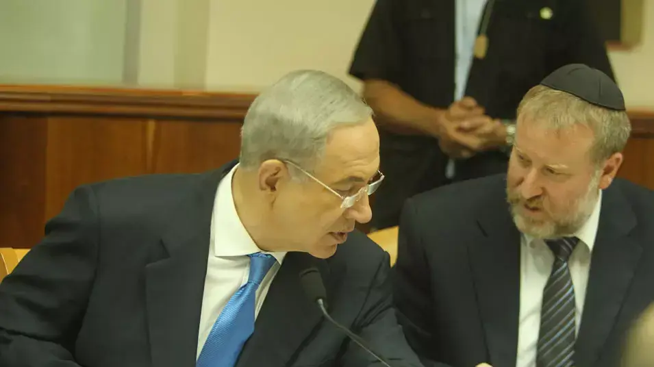 מזכיר הממשלה אביחי מנדלבליט וראש הממשלה בנימין נתניהו בישיבת הממשלה. יולי 2013 מזכיר הממשלה אביחי מנדלבליט וראש הממשלה בנימין נתניהו בישיבת הממשלה. יולי 2013