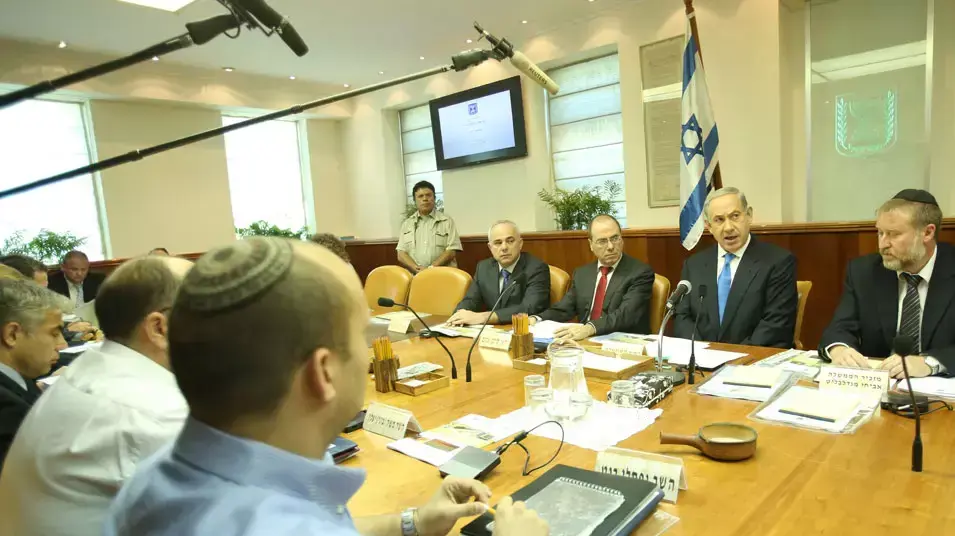 גדעון סער, אביחי מנדלבליט בנימין נתניהו ויובל שטייניץ בישיבת הממשלה. יולי 2013 גדעון סער, אביחי מנדלבליט בנימין נתניהו ויובל שטייניץ בישיבת הממשלה. יולי 2013