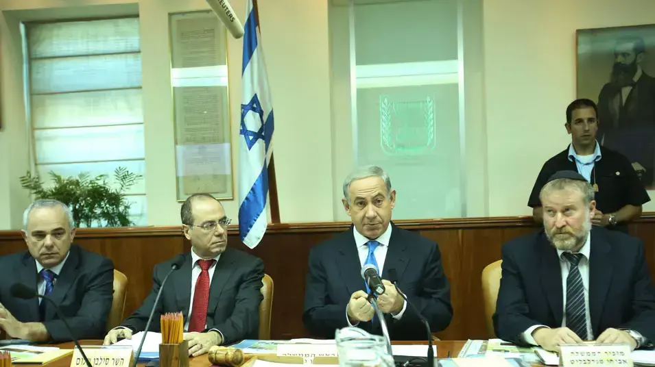 סילבן שלום, אביחי מנדלבליט בנימין נתניהו ויובל שטייניץ בישיבת הממשלה. יולי 2013 סילבן שלום, אביחי מנדלבליט בנימין נתניהו ויובל שטייניץ בישיבת הממשלה. יולי 2013