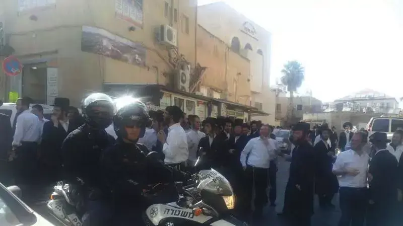 התקהלות במקום בו הותקף חייל חרדי על ידי חרדים במרכז ירושלים התקהלות במקום בו הותקף חייל חרדי על ידי חרדים במרכז ירושלים