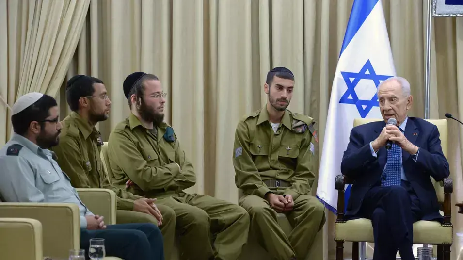 תמונות נשיא המדינה בפגישתו עם חיילים חרדים המשרתים בצה"ל אשר נתקלו בגילויי אלימות בינהם החייל מהתקיפה בשבוע האחרון, יולי 2013 תמונות נשיא המדינה בפגישתו עם חיילים חרדים המשרתים בצה"ל אשר נתקלו בגילויי אלימות בינהם החייל מהתקיפה בשבוע האחרון, יולי 2013