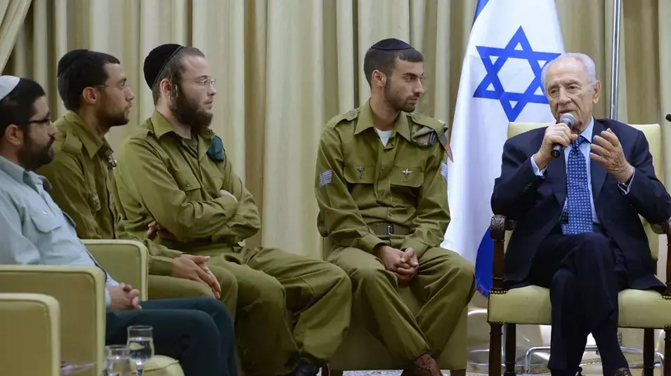 תמונות נשיא המדינה בפגישתו עם חיילים חרדים המשרתים בצה"ל אשר נתקלו בגילויי אלימות בינהם החייל מהתקיפה בשבוע האחרון, יולי 2013 תמונות נשיא המדינה בפגישתו עם חיילים חרדים המשרתים בצה"ל אשר נתקלו בגילויי אלימות בינהם החייל מהתקיפה בשבוע האחרון, יולי 2013