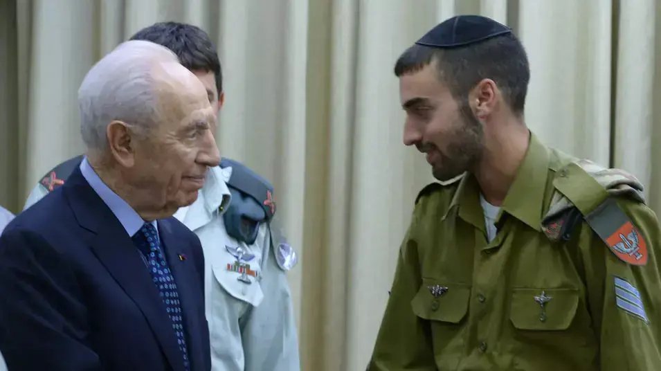 תמונות נשיא המדינה בפגישתו עם חיילים חרדים המשרתים בצה"ל אשר נתקלו בגילויי אלימות בינהם החייל מהתקיפה בשבוע האחרון, יולי 2013