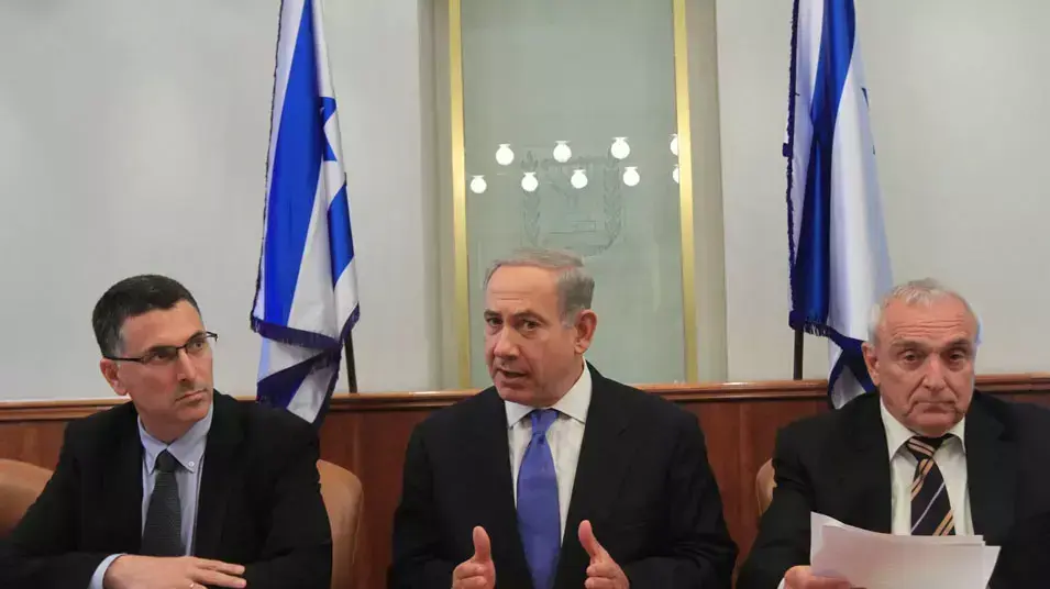 רה"מ בדיון בנושא פעולות הממשלה להשבת מסתנני העבודה הבלתי חוקיים, יולי 2013 רה"מ בדיון בנושא פעולות הממשלה להשבת מסתנני העבודה הבלתי חוקיים, יולי 2013