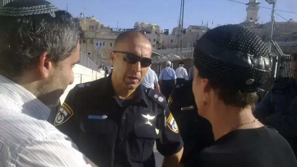 חברי הכנסת עם המשטרה בכניסה להר הבית שנסגר ליהודים בתשעה באב. יולי 2013 חברי הכנסת עם המשטרה בכניסה להר הבית שנסגר ליהודים בתשעה באב. יולי 2013