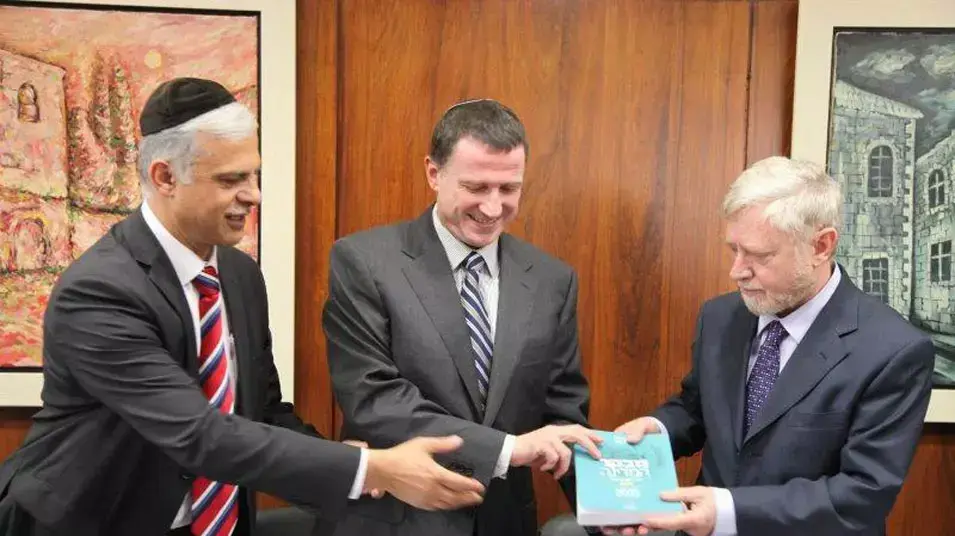 מבקר המדינה יוסף שפירא ואמנון כהן יו"ר הועד לביקורת המדינה מגישים את דו"ח המבקר יו"ר הכנסת יולי אדלשטיין , יולי 2013 מבקר המדינה יוסף שפירא ואמנון כהן יו"ר הועד לביקורת המדינה מגישים את דו"ח המבקר יו"ר הכנסת יולי אדלשטיין , יולי 2013