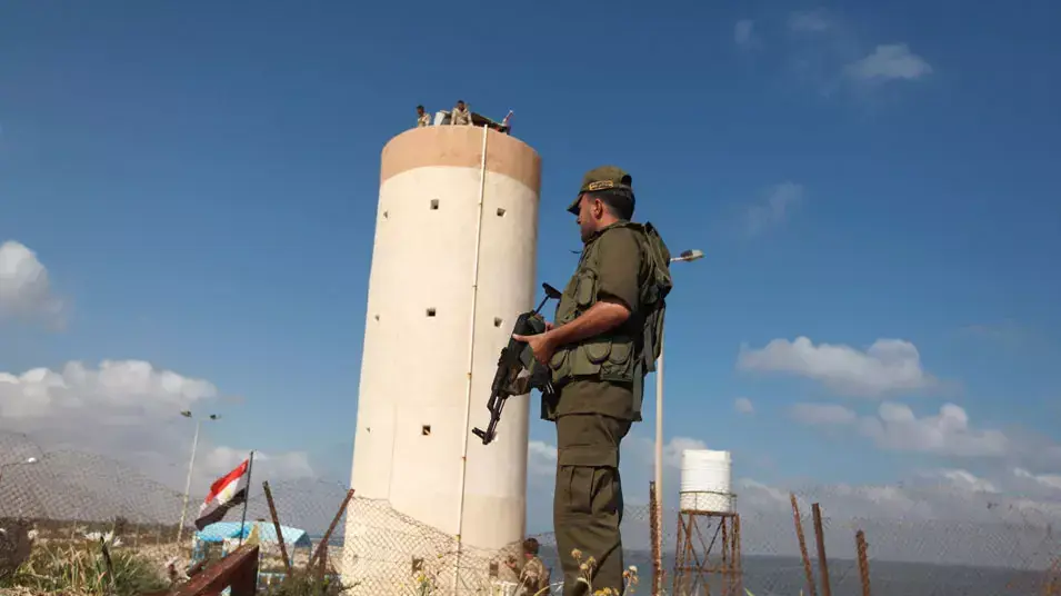 איש ביטחון של חמאס ניצב ליד מגדל שמירה מצרי ברפיח, יולי 2013 איש ביטחון של חמאס ניצב ליד מגדל שמירה מצרי ברפיח, יולי 2013