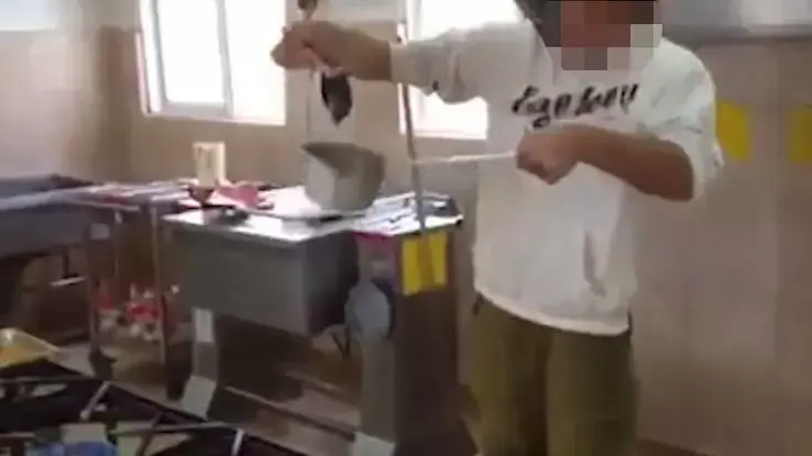חייל צה"ל מטגן ציפור בעודה בחיים חייל צה"ל מטגן ציפור בעודה בחיים