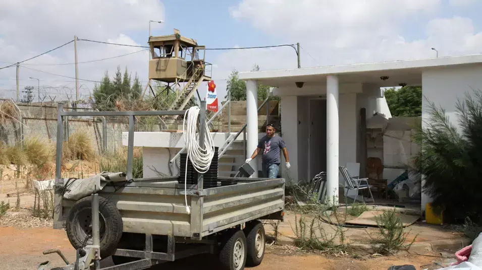המבנה בו פעלה מעבדת הסמים על גדר מחנה 80. יולי 2013 המבנה בו פעלה מעבדת הסמים על גדר מחנה 80. יולי 2013