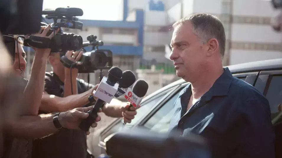 עמנואל רוזן בסיום יום חקירות ביחידה הארצי לחקירות הונאה. להב 433 בלוד. יולי 2013 עמנואל רוזן בסיום יום חקירות ביחידה הארצי לחקירות הונאה. להב 433 בלוד. יולי 2013