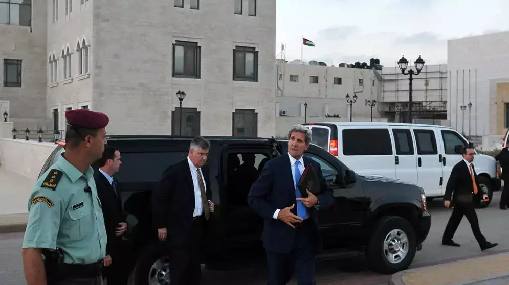 שר החוץ האמריקני ג'ון קרי נועד עם יו"ר הרשות הפלסטינית אבו מאזן ברמאללה, 19 ביולי 2013 שר החוץ האמריקני ג'ון קרי נועד עם יו"ר הרשות הפלסטינית אבו מאזן ברמאללה, 19 ביולי 2013