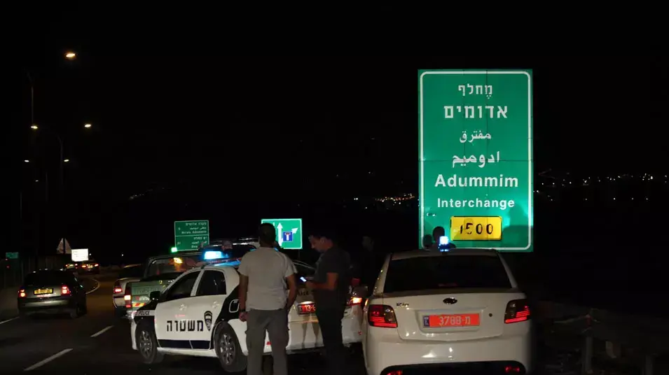 אישה נפלה אל מותה מרכב נוסע ליד ירושלים