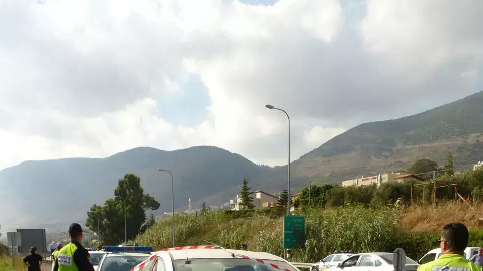 תאונת פגע וברח. סלע שנפל ממשאית פגע ברכב וגרם למותה של אישה כבת 70 בין כפר רמה לכרמיאל. יולי 2013 תאונת פגע וברח. סלע שנפל ממשאית פגע ברכב וגרם למותה של אישה כבת 70 בין כפר רמה לכרמיאל. יולי 2013