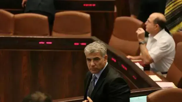 שר האוצר יאיר לפיד בהצבעת אי אמון במליאת הכנסת. יולי 2013 שר האוצר יאיר לפיד בהצבעת אי אמון במליאת הכנסת. יולי 2013