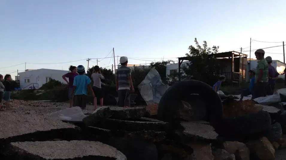 מתנחלים החלו בהריסת כביש בהתנחלות עמונה