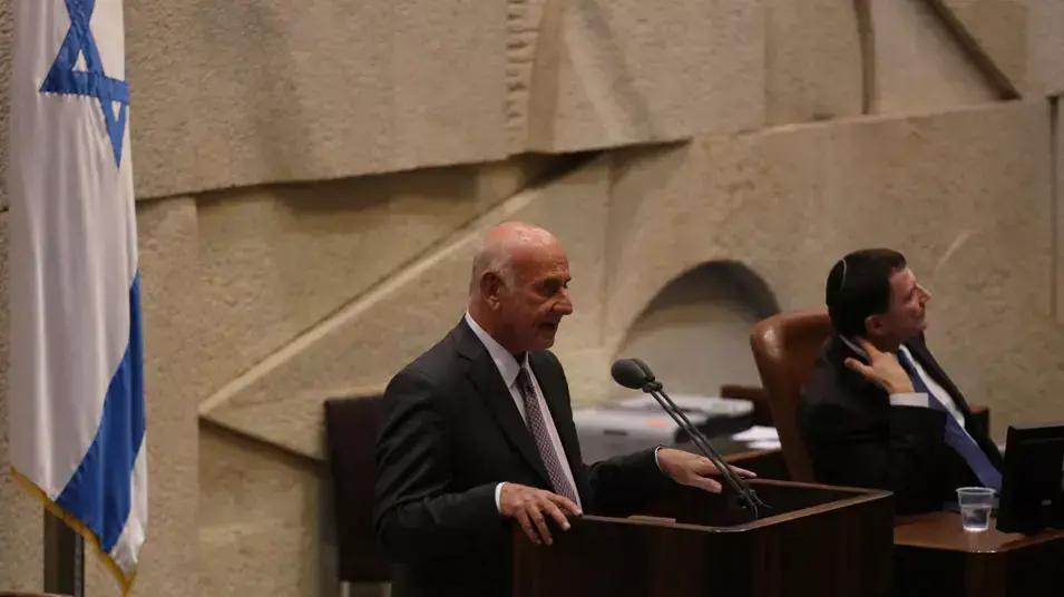 יעקב פרי בהקראת חוק השוויון בנטל בכנסת יעקב פרי בהקראת חוק השוויון בנטל בכנסת