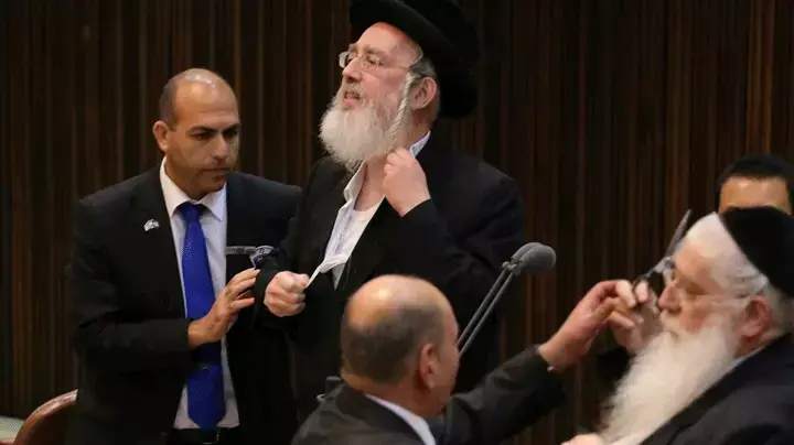 חרדים קורעים את דש חולצתם במחאה על אישור חוק הגיוס חרדים קורעים את דש חולצתם במחאה על אישור חוק הגיוס