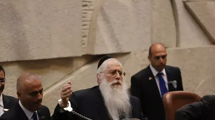 ח"כ מאיר פרוש אוזק את עצמו לדוכן בדיון לאישור חוק הגיוס ח"כ מאיר פרוש אוזק את עצמו לדוכן בדיון לאישור חוק הגיוס