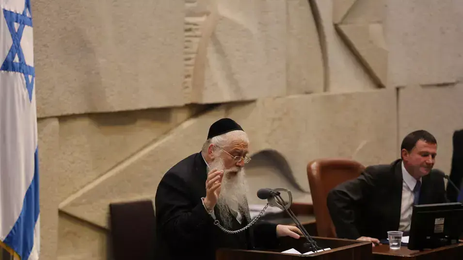 ח"כ מאיר פרוש אוזק את עצמו לדוכן המליאה בדיון לאישור חוק הגיוס