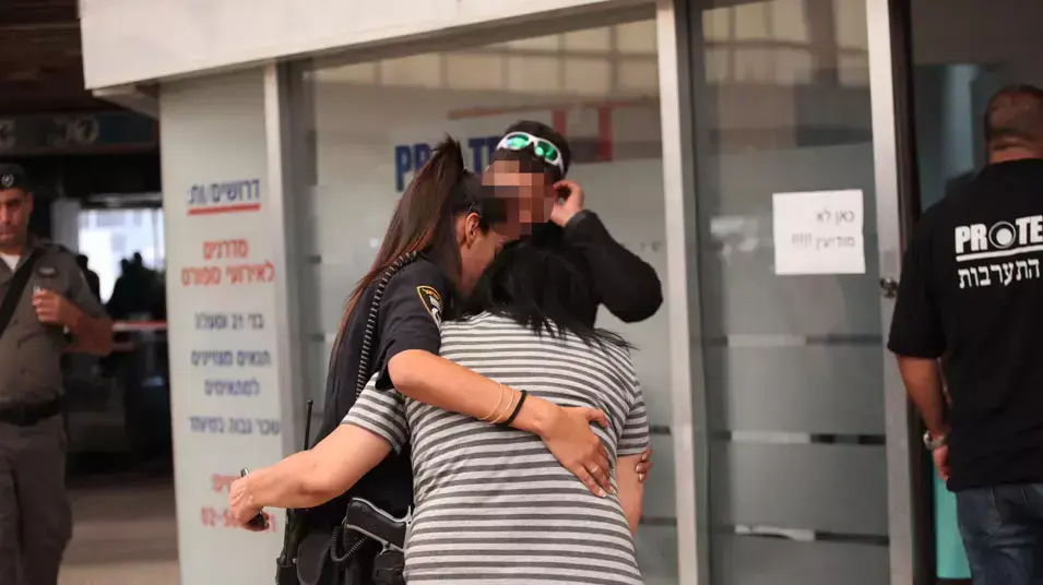 בני המשפחה מגיעים לזירת הרצח בבניין כלל בירושלים, יולי 2013 בני המשפחה מגיעים לזירת הרצח בבניין כלל בירושלים, יולי 2013