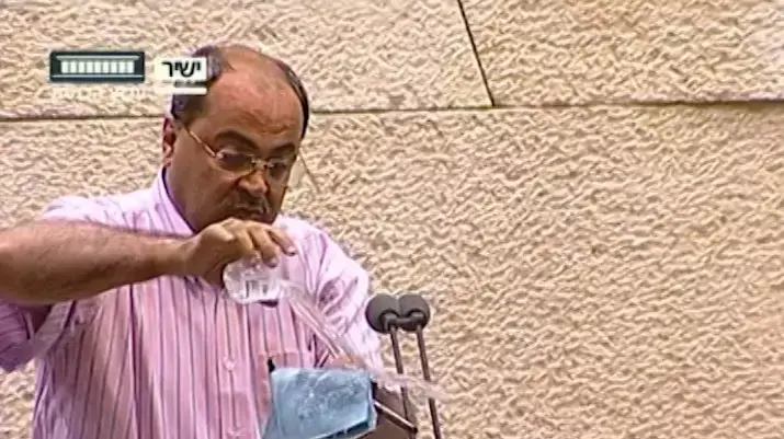 אחמד טיבי קורע את מסמך חוק פראוור אחמד טיבי קורע את מסמך חוק פראוור