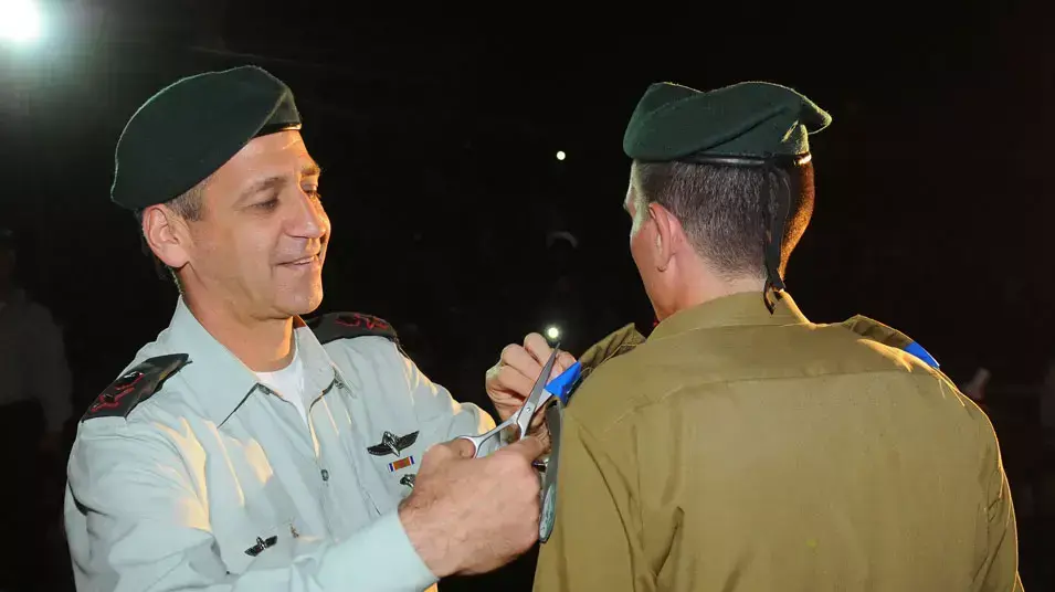 ראש אמ"ן אלוף אביב כוכבי חושף דרגות לקציני מודיעין חדשים