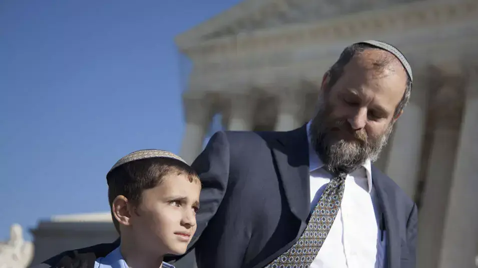משפחת זיבוטופסקי מבית שמש מחוץ לבית המשפט העליון בארה"ב, יולי 2011 משפחת זיבוטופסקי מבית שמש מחוץ לבית המשפט העליון בארה"ב, יולי 2011