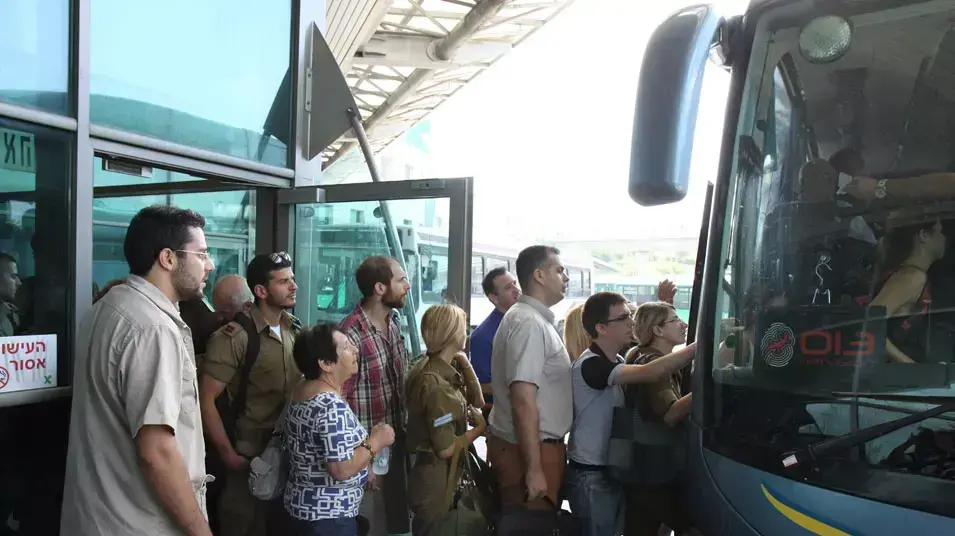 תור לאוטובוס בתחנה מרכזית חוף הכרמל חיפה, יולי 2013 תור לאוטובוס בתחנה מרכזית חוף הכרמל חיפה, יולי 2013