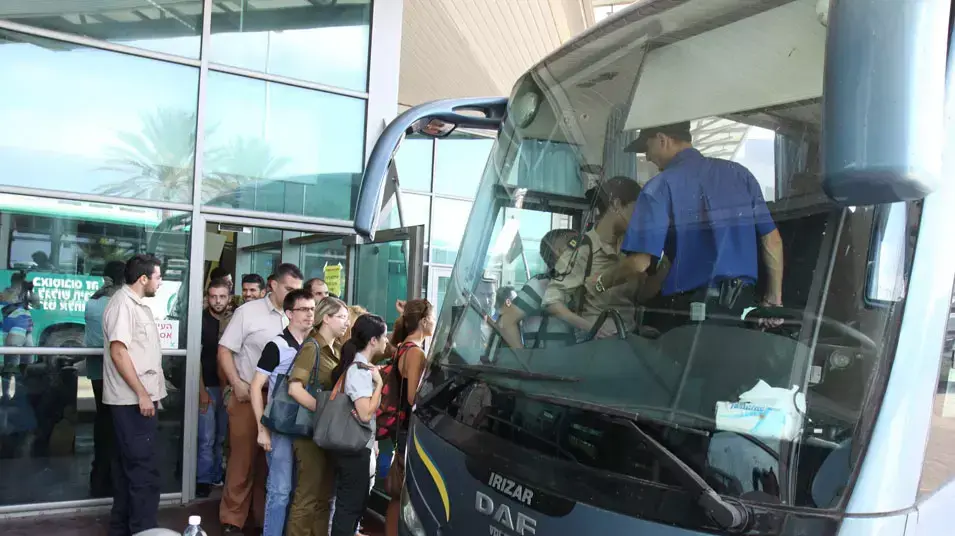 תור לאוטובוס בתחנה מרכזית חוף הכרמל חיפה, יולי 2013 תור לאוטובוס בתחנה מרכזית חוף הכרמל חיפה, יולי 2013