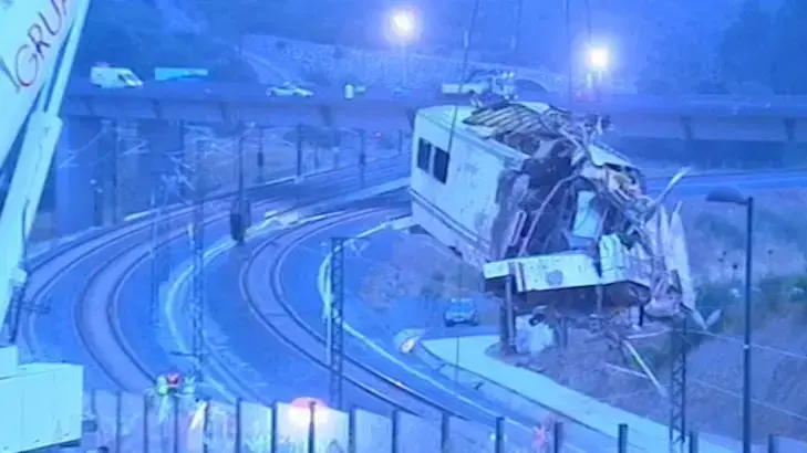 רכבת נוסעים ירדה מהפסים - עשרות נהרגו