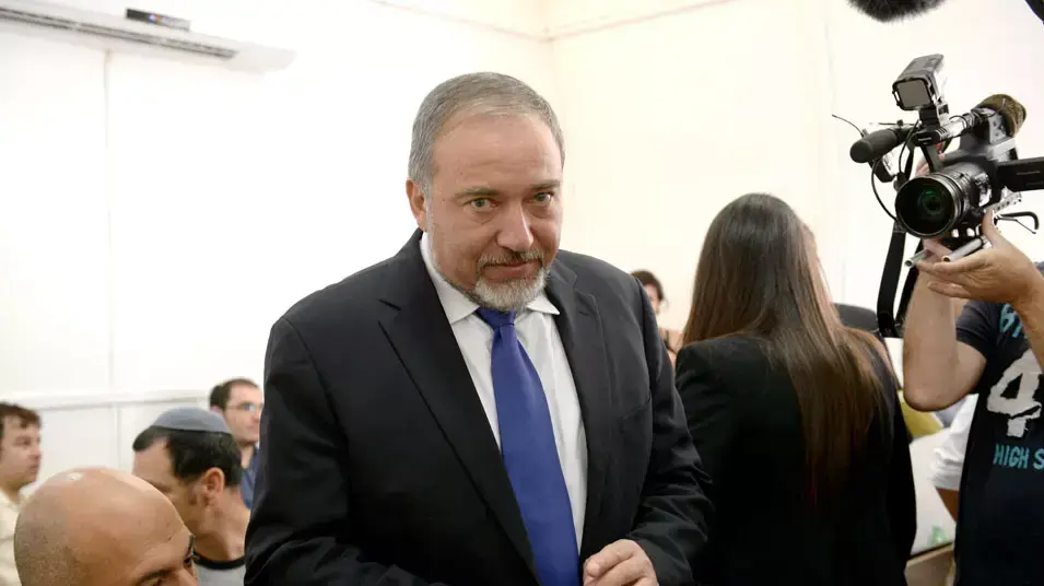 אביגדור ליברמן בבית משפט השלום ירושלים בדיון אחרון לפני הכרעת הדין. יולי 2013