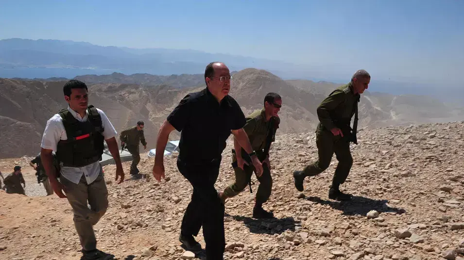 שר הביטחון, משה (בוגי) יעלון, בביקורו באוגדת הערבה. יולי 2013