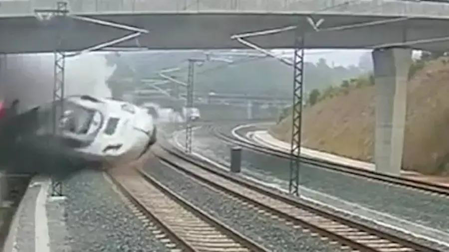 תיעוד: הרכבת דהרה וירדה מהפסים - עשרות נהרגו