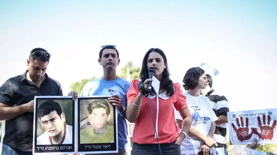 הפגנה של משפחות שכולות נגד שחרור מחבלים, הבוקר מול ישיבת הממשלה, יולי 2013 הפגנה של משפחות שכולות נגד שחרור מחבלים, הבוקר מול ישיבת הממשלה, יולי 2013