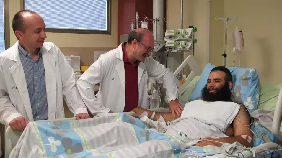 הרב איסקוב, פרופ' פייר זינגר מנהל מחלקת טיפול נמרץ כללי וד"ר איליה קגן רופא בכיר במחלקה, בית חולים בילינסון. יולי 2013 הרב איסקוב, פרופ' פייר זינגר מנהל מחלקת טיפול נמרץ כללי וד"ר איליה קגן רופא בכיר במחלקה, בית חולים בילינסון. יולי 2013