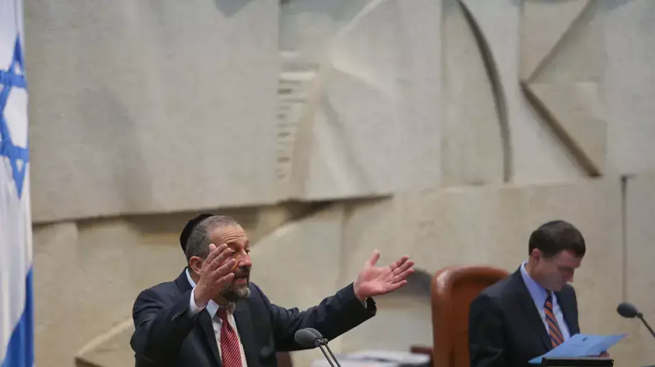 אריה דרעי נואם בכנסת בדיונים על תקציב המדינה, יולי 2013 אריה דרעי נואם בכנסת בדיונים על תקציב המדינה, יולי 2013