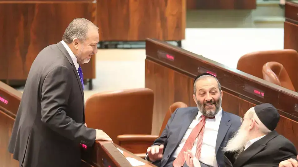 אביגדור ליברמן ואריה דרעי במליאת הכנסת בדיון על אישור התקציב