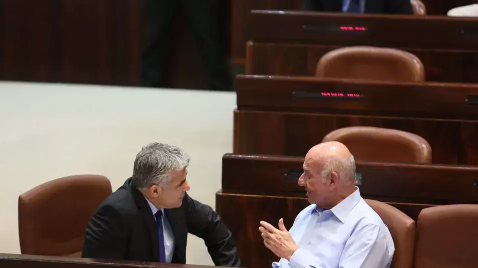 שר האוצר לפיד וח"כ יעקב פרי באישור התקציב בכנסת, יולי 2013