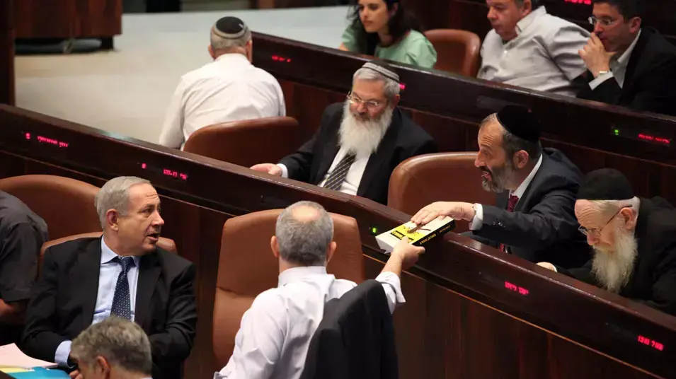 בנימין נתניהו ואריה דרעי בדיון על התקציב במליאת הכנסת. יולי 2013